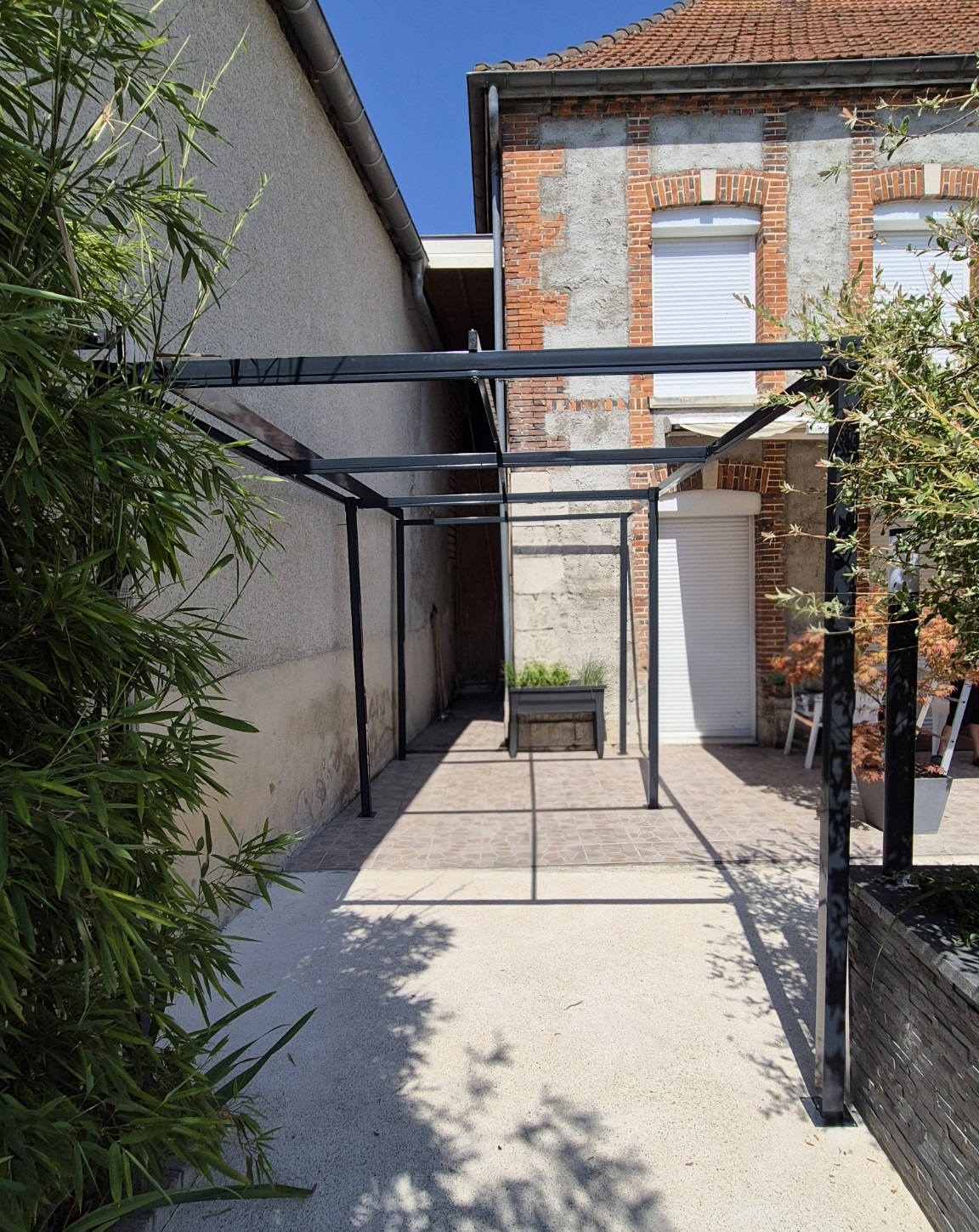 Structure métallique dans un espace extérieur