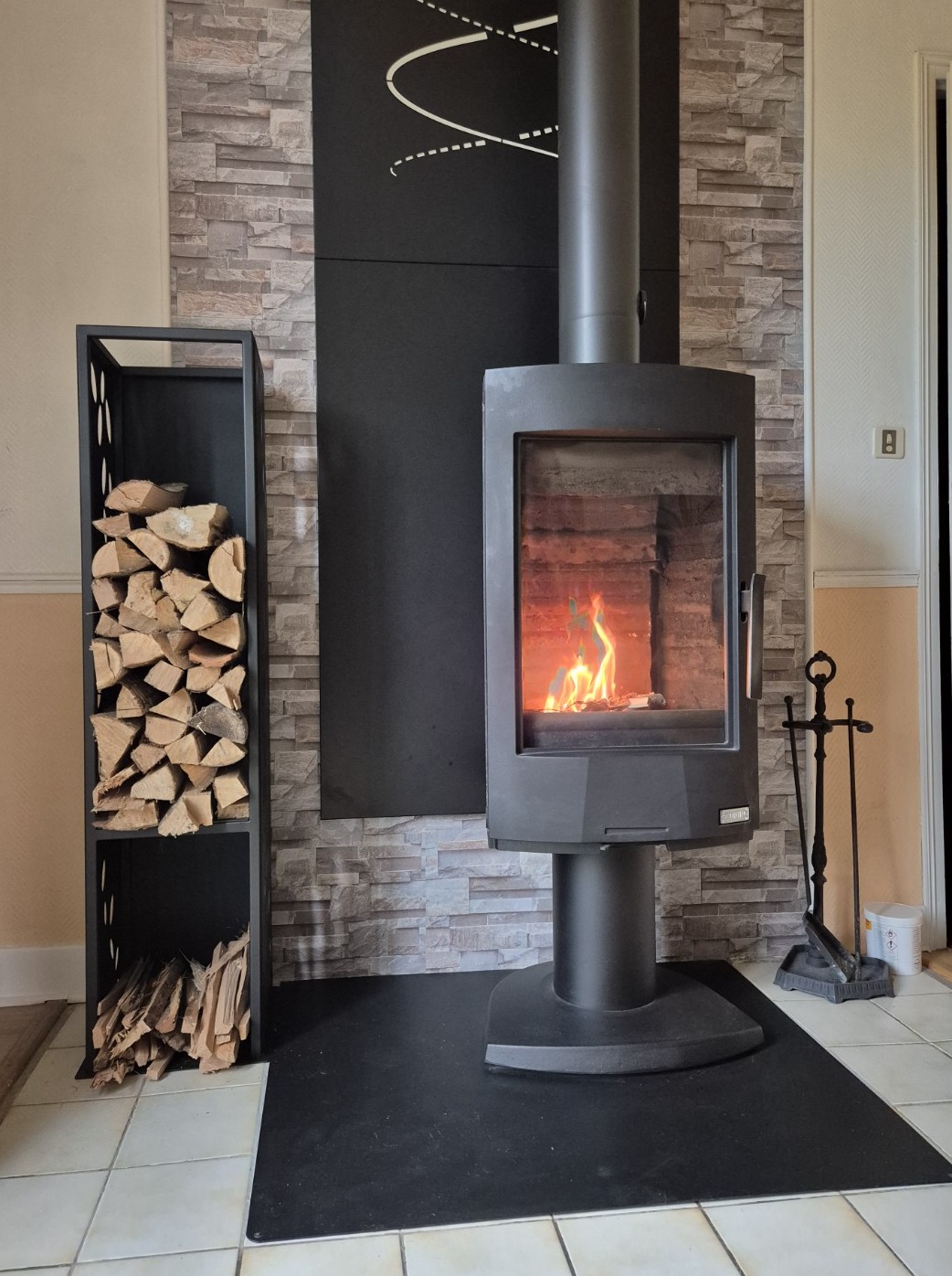 Mobilier et rangement de bois intégré autour d’une cheminée